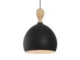 En moderne pendel med en matsort kuppelformet skærm og en afrundet trætop, der hænger i en sort ledning mod en hvid baggrund.