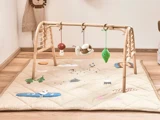 Mini Nana aktivitetslegegym med tilhørende legetøj i 100% Rattan og bomuld fra OYOY