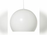 En hvid, kuppelformet pendel hænger fra en hvid ledning mod en ensfarvet baggrund.