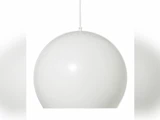 En hvid, kuppelformet pendel hænger fra en hvid ledning mod en ensfarvet baggrund.