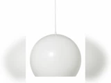 En minimalistisk, hvid, kugleformet pendel, der hænger i en hvid ledning foran en ensfarvet hvid baggrund.