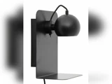 En moderne sort væghængt lampe med en afrundet, justerbar skærm og en flad, nedre hylde på en hvid baggrund.