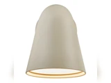 En moderne, kegleformet beige væglampe med en glat struktur og en varm glød, der kommer fra den åbne bund.
