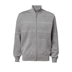 En lysegrå sweater med lynlås og ribkant i krave, manchetter og forneden, med vandret strukturstrikket mønster på brystet og ærmerne.