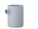 En minimalistisk, lysegrå keramikvase med en cylindrisk form og en lille sidetud på en enkel, hvid baggrund.