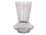 Klar glasvase med en bred, rund base, der bliver smallere på midten og derefter blusser ud til en bred, åben top, sat mod en hvid baggrund.