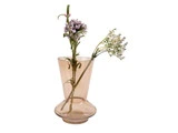 En rosa glasvase med to stilke af sarte blomster, en med små lilla blomster og en med små hvide blomster, på en hvid baggrund.