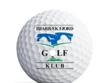 En hvid golfbold med Hjarbæk Fjord Golfklubs logo, blå og grønne grafiske elementer og sort tekst.