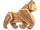 Et gorillapuslespil af træ med geometriske brikker, der griber ind i hinanden, med en glat, naturlig træfinish og et blokagtigt, stiliseret design.