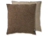 To kvadratiske puder; den ene er brun og struktureret foran, den anden bagved er lys beige med en mere glat overflade.