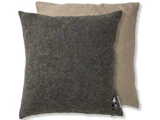 To kvadratiske puder, en mørkegrå foran og en lys beige bagpå, begge med et blødt, struktureret stof.