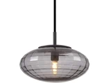 En moderne pendel med en rund, røggrå glasskærm og en synlig pære indeni, der hænger i en sort ledning.