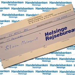 En stor check på 10.000, dateret 15. april 2011, udstedt til Steen Malmquist fra Helsinge Rejsebureau, med Handelsbankens logoer i baggrunden.