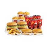 Et McDonald's-måltid med to Big Macs, to cheeseburgere, chicken nuggets, tre pommes frites og tre kopper sodavand, alt sammen på en almindelig baggrund.