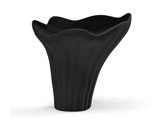 En mat sort vase med en bølget, udvidet kant og et struktureret, skulpturelt design, der minder om en blomst eller en trompet.