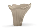 Mat beige keramisk vase med en udvidet, bølget kant øverst og lodrette riller, der minder om formen af en blomstrende blomst eller en trompet.