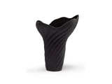En mat sort, skulpturel vase med et snoet, bølget design og en ujævn, organisk kant, set på en hvid baggrund.