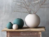 2 stk. Ball vaser i dark green keramik fra Cooee Design