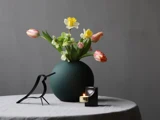 2 stk. Ball vaser i dark green keramik fra Cooee Design