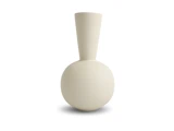 Mat, off-white keramisk vase med rund bund og en høj, smal hals, afbildet på en ensfarvet hvid baggrund med en blød skygge nedenunder.