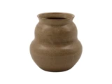 En brun, afrundet keramikvase med en bred midte, en lidt smallere top og en lille åbning på en almindelig hvid baggrund.