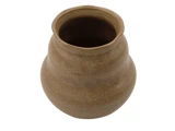 En brun, rund, håndlavet lerkrukke med en bred krop og smal åbning, set ovenfra på en hvid baggrund.