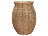 En stor, afrundet fletkurv med en smal åbning, lavet af lysebrunt vævet materiale og lodrette mørkebrune detaljer.