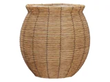 En rund, bred, solbrun fletkurv med lodrette og vandrette flettede mønstre, en let udvidet kant og en naturlig finish.