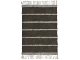 Et rektangulært mørkebrunt tæppe med vandrette lysegrå striber og frynser på begge kortkanter.