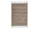 Rektangulært brunt tæppe med lysegrå vandrette striber og hvide frynser i begge korte ender, vist på en hvid baggrund.
