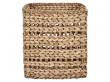 En firkantet, flettet kurv lavet af naturligt strå eller søgræs med en tyk, flettet struktur og en åben top.