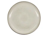En almindelig, rund, hvid keramiktallerken med en let hævet kant og et par små pletter.