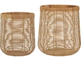 To flettede, cylindriske rottingkurve i forskellige højder og størrelser, placeret side om side på en hvid baggrund.