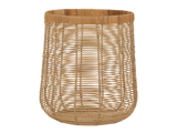 En høj, rund, flettet kurv af lysebrun rattan med et åbent vævemønster og en bred åbning i toppen.