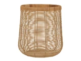 En høj, rund, flettet kurv af lysebrun rattan med et åbent vævemønster og en bred åbning i toppen.