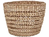 En rund, vævet kurv af naturlige, solbrune fibre med åben top og synligt strukturmønster.