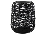 En sort, åbent vævet kurv med en afrundet form og krydsende bånd, der skaber et moderne, luftigt design.