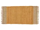 Rektangulært vævet tæppe med sennepsgul midte og beige kanter med frynser på begge kortsider.