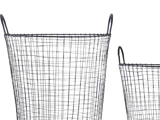 To høje, sorte trådkurve med håndtag på hver side, en større og en mindre, på en hvid baggrund.
