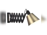 En væghængt lampe med en kegleformet messingskærm og en justerbar, sort arm i harmonikastil.