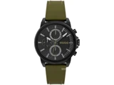 Et sort kronograf-armbåndsur med mørk urskive, sølvmarkører og en olivengrøn silikonerem. Mærkenavnet HUGO er synligt på urskiven.