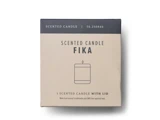En æske mærket "Scented Candle FIKA" med en enkel lysillustration og en tekst, der angiver, at det er lavet af skandinavisk og GMO-fri rapsvoks.
