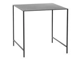 Et minimalistisk, firkantet sidebord i sort metal med tynde ben og en flad bordplade.