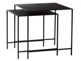 To minimalistiske redeborde i sort metal, et større og et mindre, med tynde ben og rektangulære plader, sat sammen.