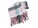 Et lyserødt tørklæde med sort-hvidt ternet mønster og lange frynser i enderne, lagt på en hvid baggrund.