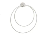 En væghængt, cirkulær håndklædering i metal med et minimalistisk design med to overlappende løkker og en rund base.