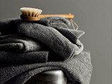 Gavepakke - Inu kurv + Comfort Organic håndklæder og karklude i grå fra Södahl