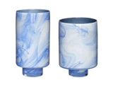 To glasvaser med cylindriske former og blåmarmorerede mønstre, hver med lidt forskellig højde, placeret side om side.