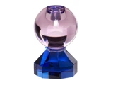 Et dekorativt glasobjekt med en kugleformet pink top og en facetteret blå bund på en hvid baggrund.