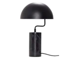 En moderne bordlampe med en sort kuppelformet skærm og en cylindrisk sort marmorfod, forbundet med en buet metalstamme med en synlig netledning.